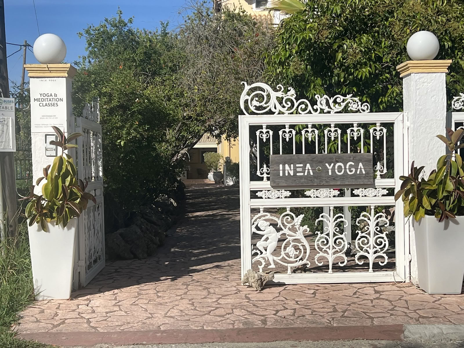 Escuela y Centro de Retiros INEA Yoga