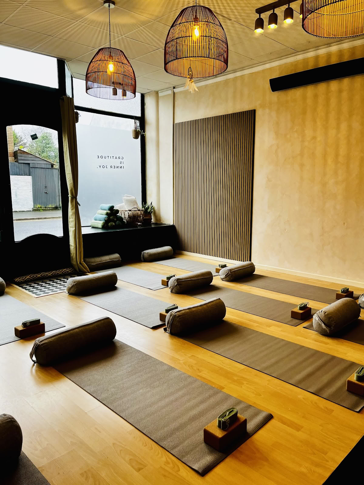 Joy Yoga Wellness Studio – Yoga con calor infrarrojo