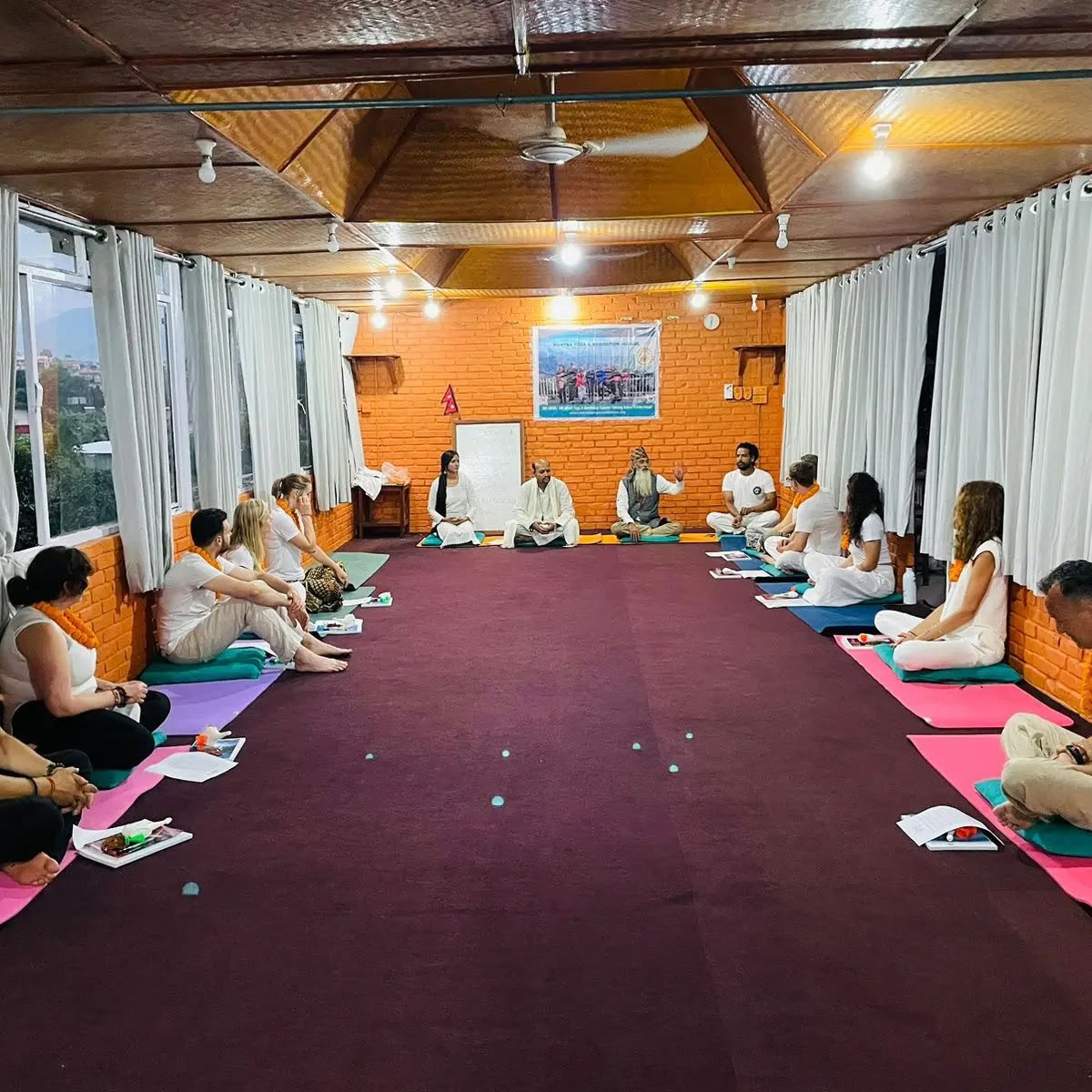 Formación de profesores de yoga en Nepal: 200 horas y 300 horas en la Escuela de Mantra Yoga de Pokhara