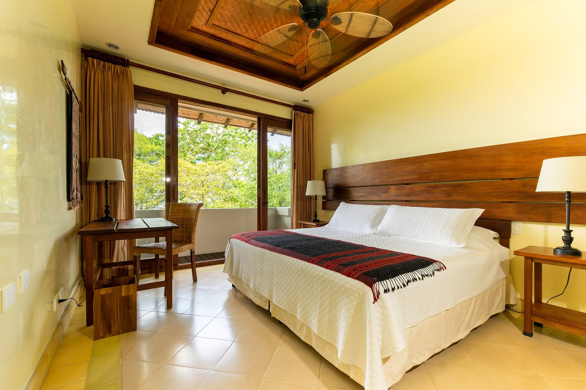 Habitación Mountain View con A/C – Cama King o Dos (2) Camas Individuales