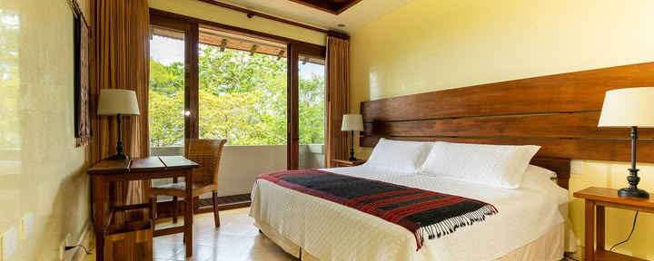Habitación Mountain View con A/C – Cama King o Dos (2) Camas Individuales