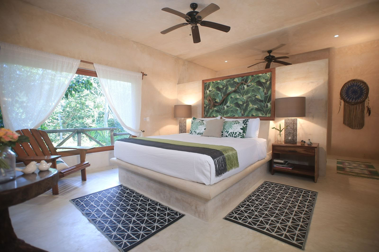 Suite principal espaciosa con jardín privado