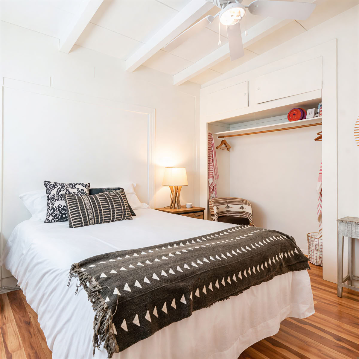 Queen Bed – Olive Room – Solo Room