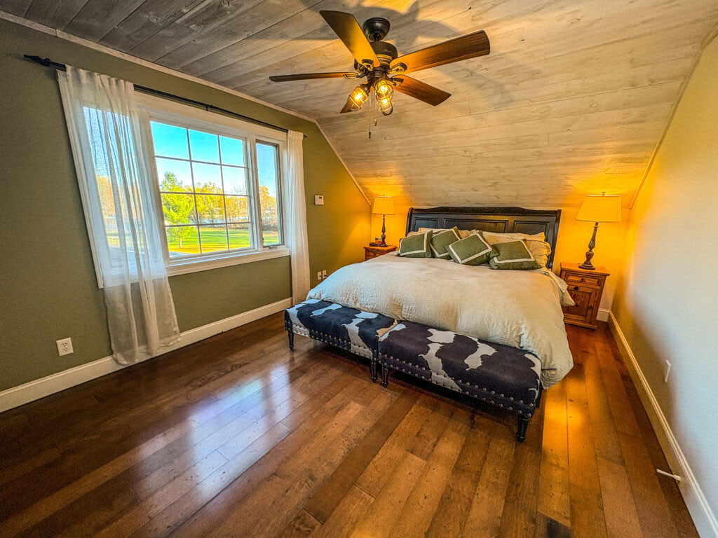 King Bed Modern Lakehouse con vista al lago y baño compartido