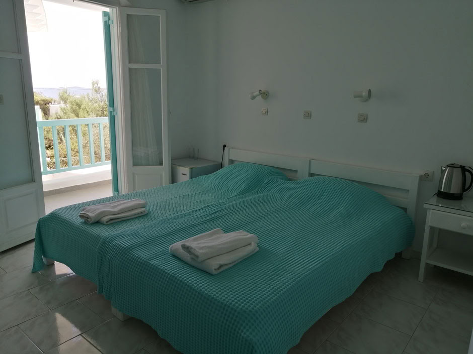 Habitación con balcón y vista al mar