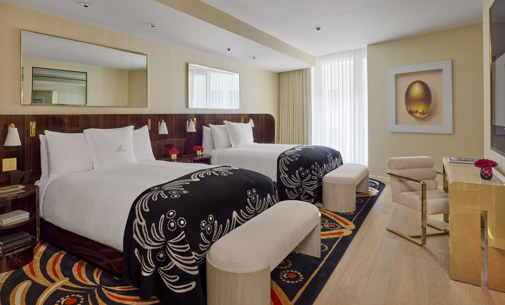Habitación clásica con cama Queen-Queen, accesible para movilidad y audición, con ducha a ras de suelo