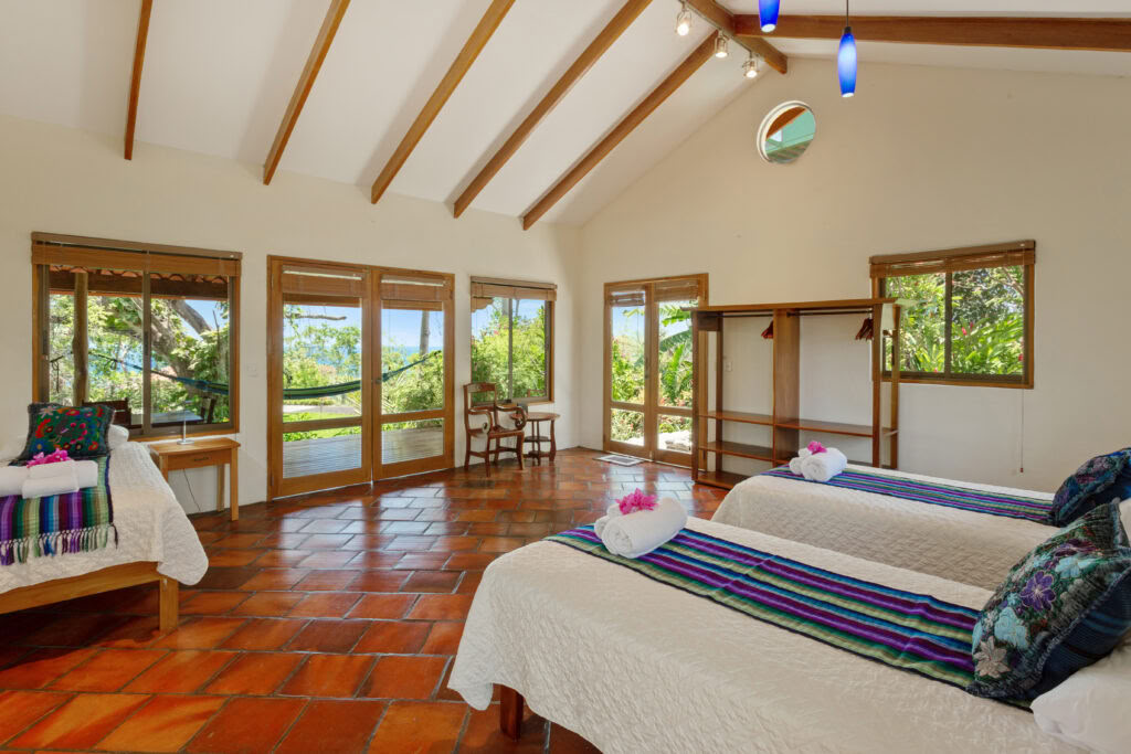 Casita, junto a la cama