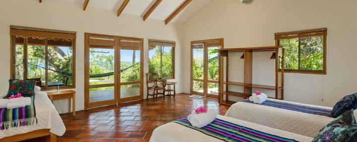 Casita, junto a la cama
