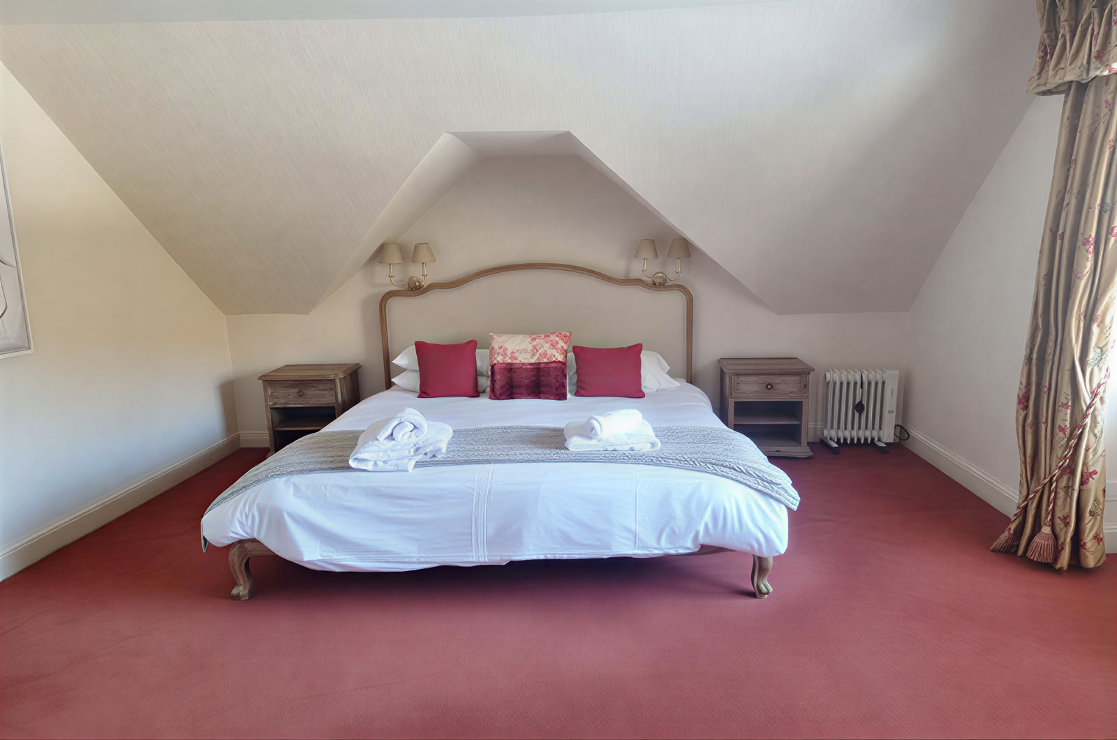 Dormitorio principal con baño privado y bañera y ducha, vista a la montaña (planta alta)