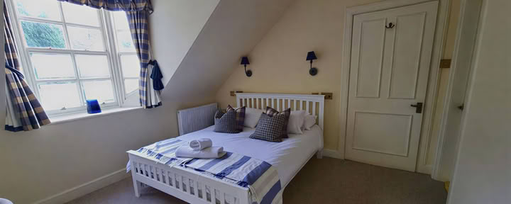 King size bed ensuite con ducha, vista al jardín (planta superior)