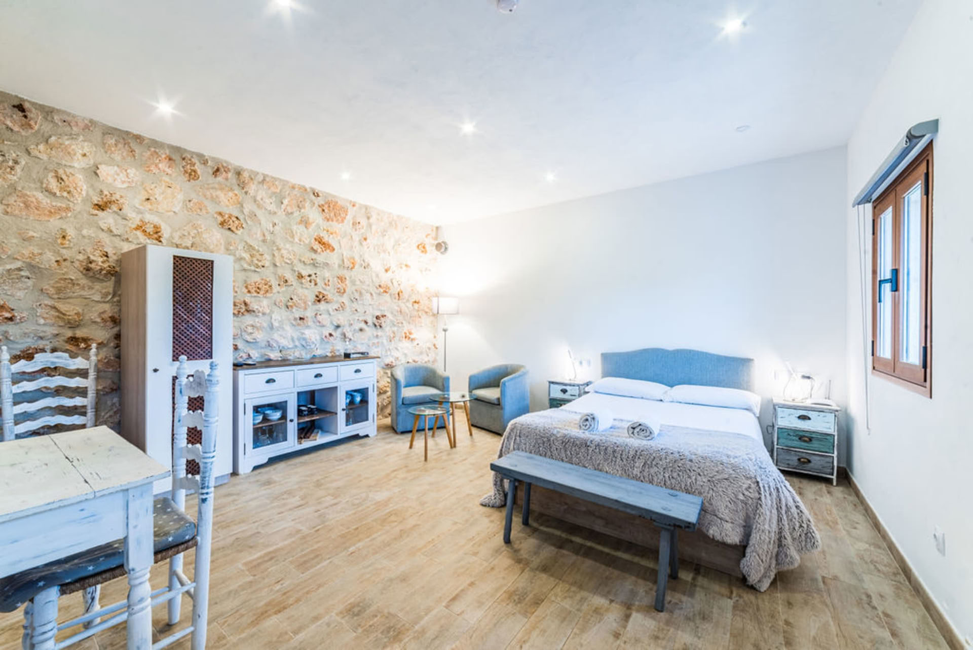 Estudio rústico con terraza privada