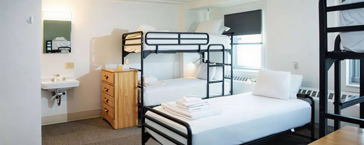 Dormitorio con baño compartido