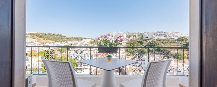 Habitación con balcón y vista a la piscina