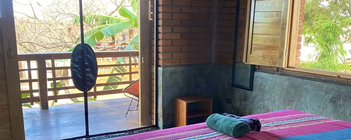 Habitación privada en la planta baja con cama queen o king size, baño compartido y veranda compartida