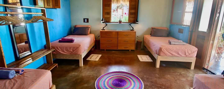 Dormitorio compartido (mixto) para hasta 4 personas con baño compartido y veranda