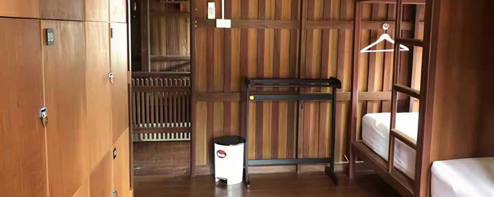 Cama individual en albergue de 6 habitaciones con aire acondicionado