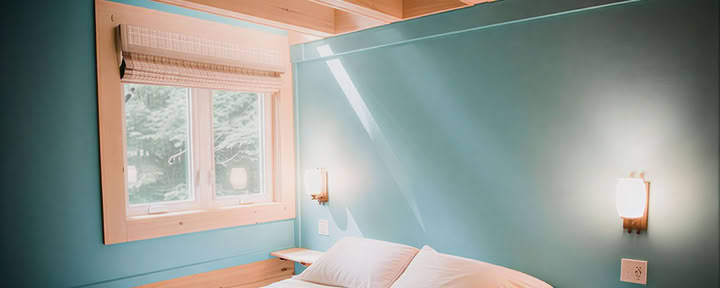 Dormitorio de cabaña de madera