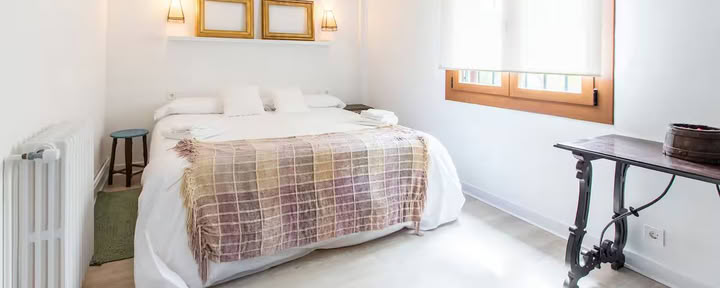 Dormitorio privado con baño compartido